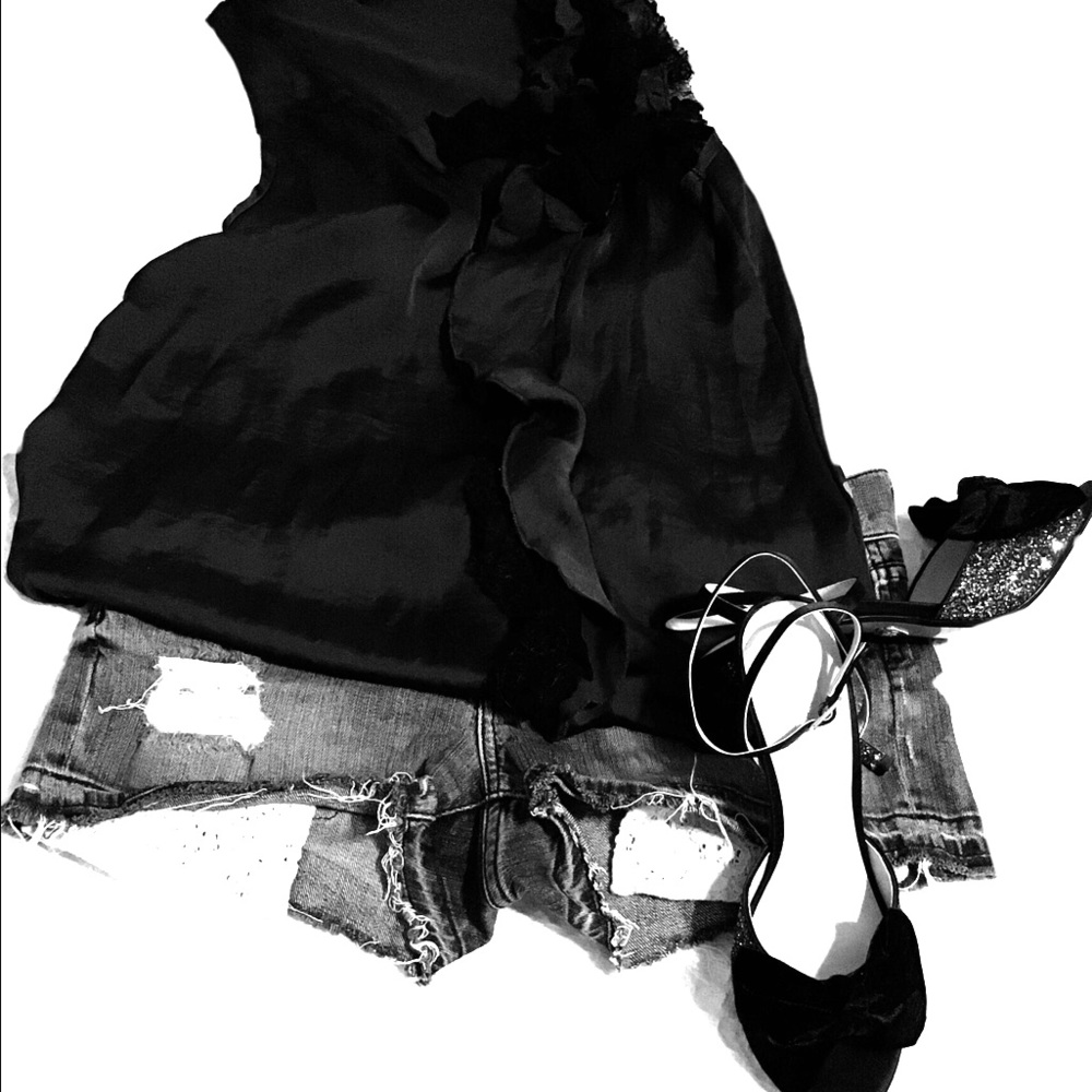 Sleeveless black blouse with black lace